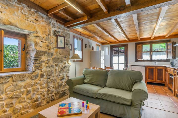 Rural house 'Del Tesoro "Tesoro Pequeño"' with mountain views, balcony, and Wi-Fi in Cangas de Onís, Costa Verde (Spain)