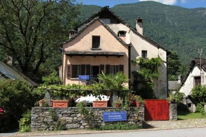 Ferienhaus für 4 Personen, mit Garten und Balkon in Maggia