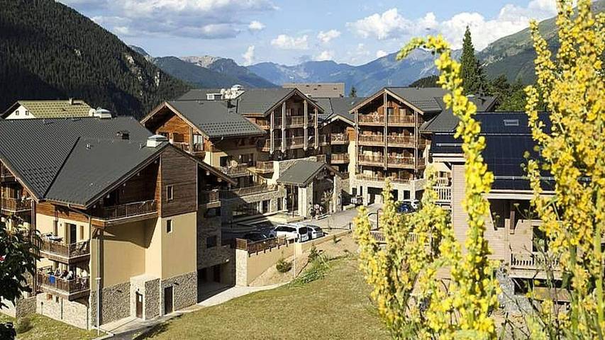 Location de vacances pour 5 personnes, avec piscine et balcon dans Auron