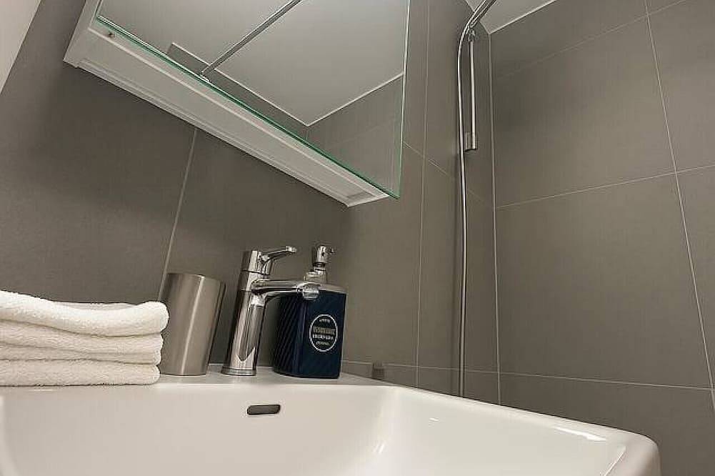 Appartamento intero, Montchoisi 2.5 Apt Near Gare/Ouchy Smart Lock in Losanna, Lago Lemano