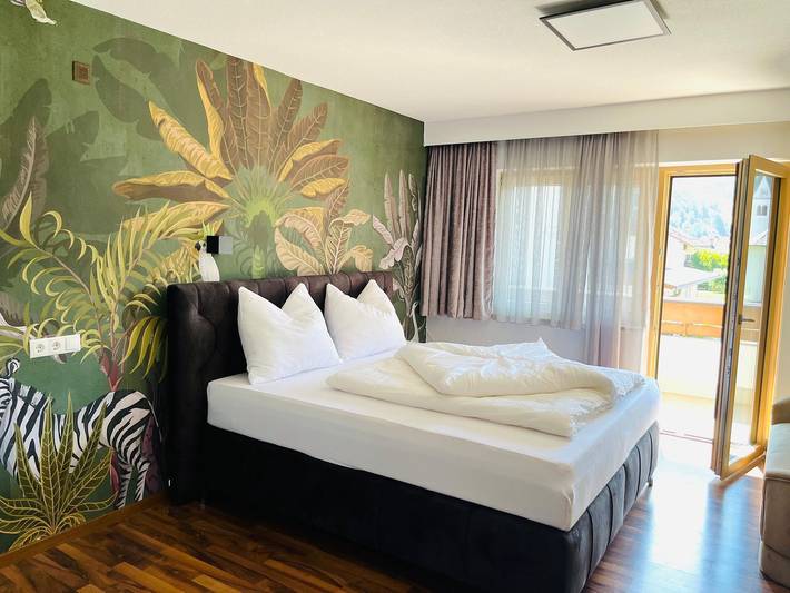 Ferienwohnung für 9 Personen, mit Balkon und Terrasse sowie Garten in Stumm