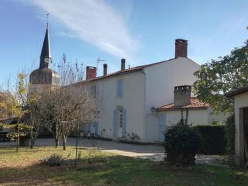 Gîte pour 11 personnes, avec jardin et jacuzzi, adapté aux familles à La Jonchère