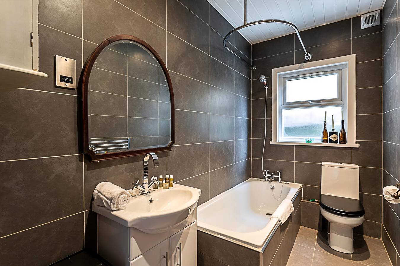Entire apartment, Stylish Acton Flat with Terrace in Ealing, London