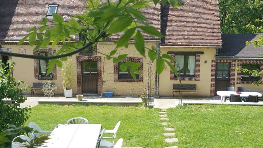 Location de vacances pour 10 personnes, avec Balcon et Terrasse ainsi que Jardin et Vue à Saint-Denis-d'Authou