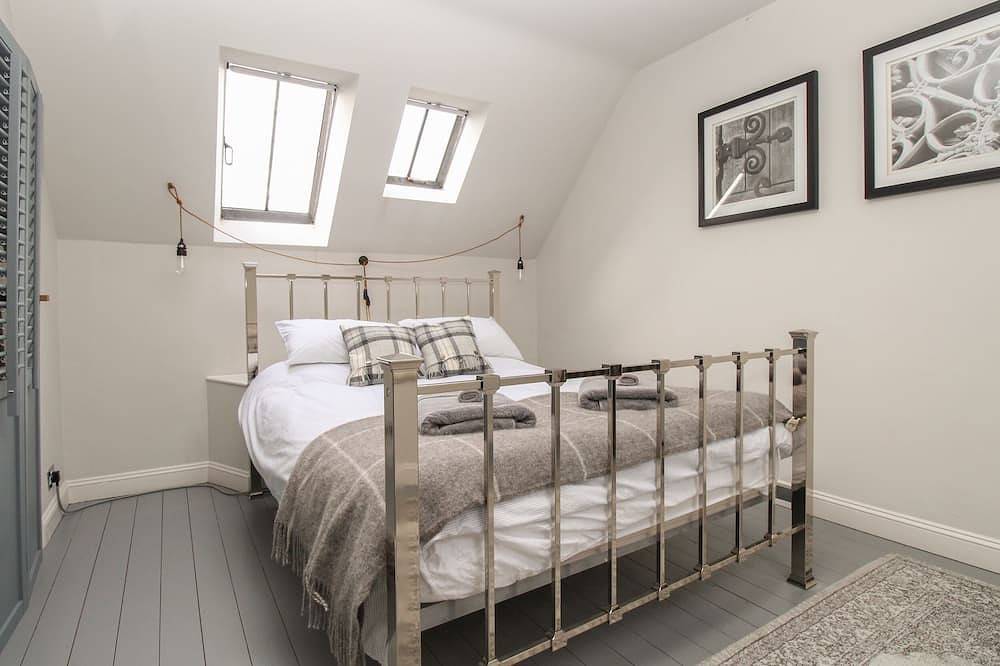 St Mary'S Chapel, family friendly, with open fire in West Lulworth in Lulworth Cove, Dorset