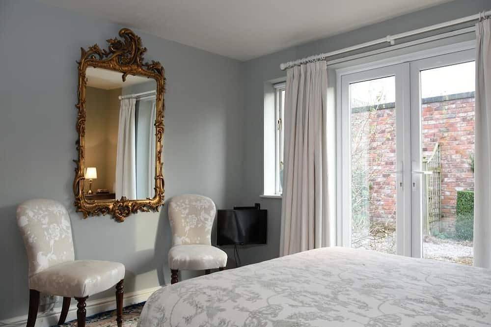 King Ensuite : Shower over Bath : Ground Floor in Cheshire East