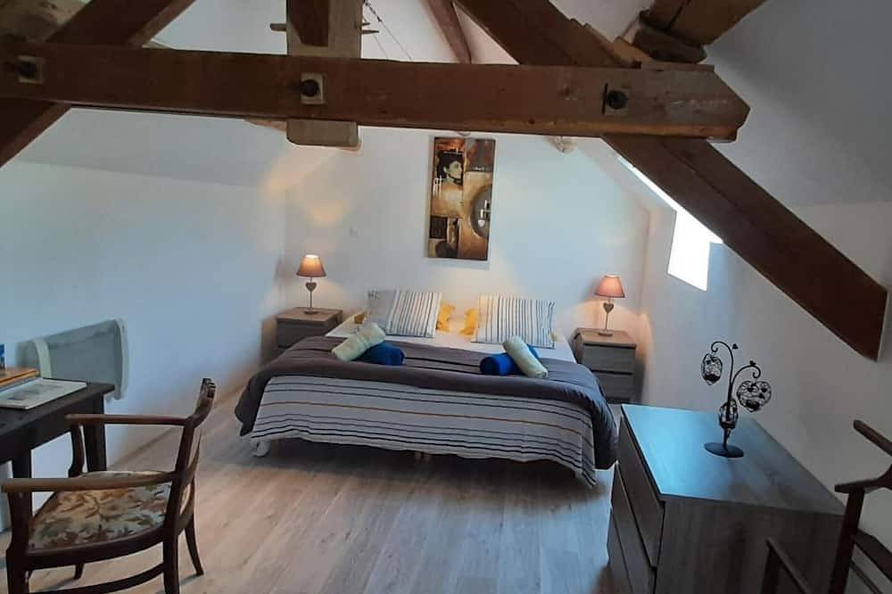 Charmante Maison Ancienne près de Chinon avec Cour Privée in Tavant, Vallée de la Loire