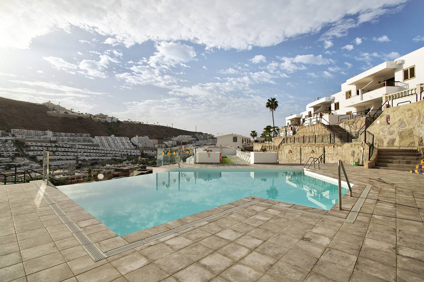 Apartamento entero, Apartamento de vacaciones 'Bellavista' con piscina compartida, terraza privada y Wi-Fi in Mogán, Gran Canaria Sur