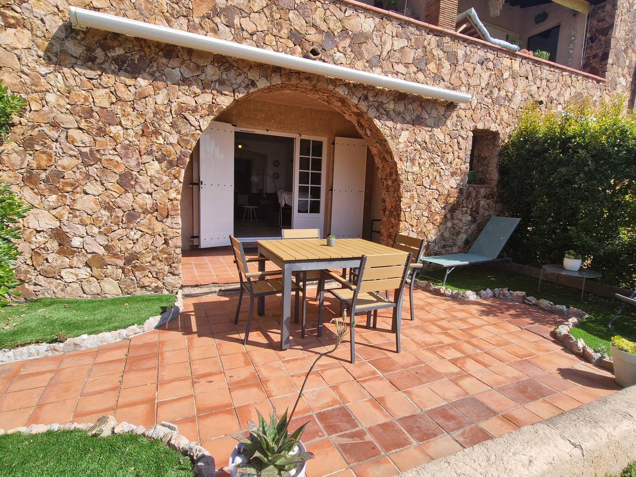 Entire apartment, Air-conditioned studio with pool in Sainte-Maxime in Sainte-Maxime, Mediterranean Coast (France)