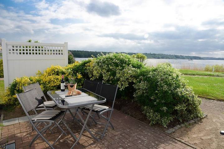 Ferienwohnung für 2 Personen, mit Terrasse und Seeblick in Waren (Müritz)