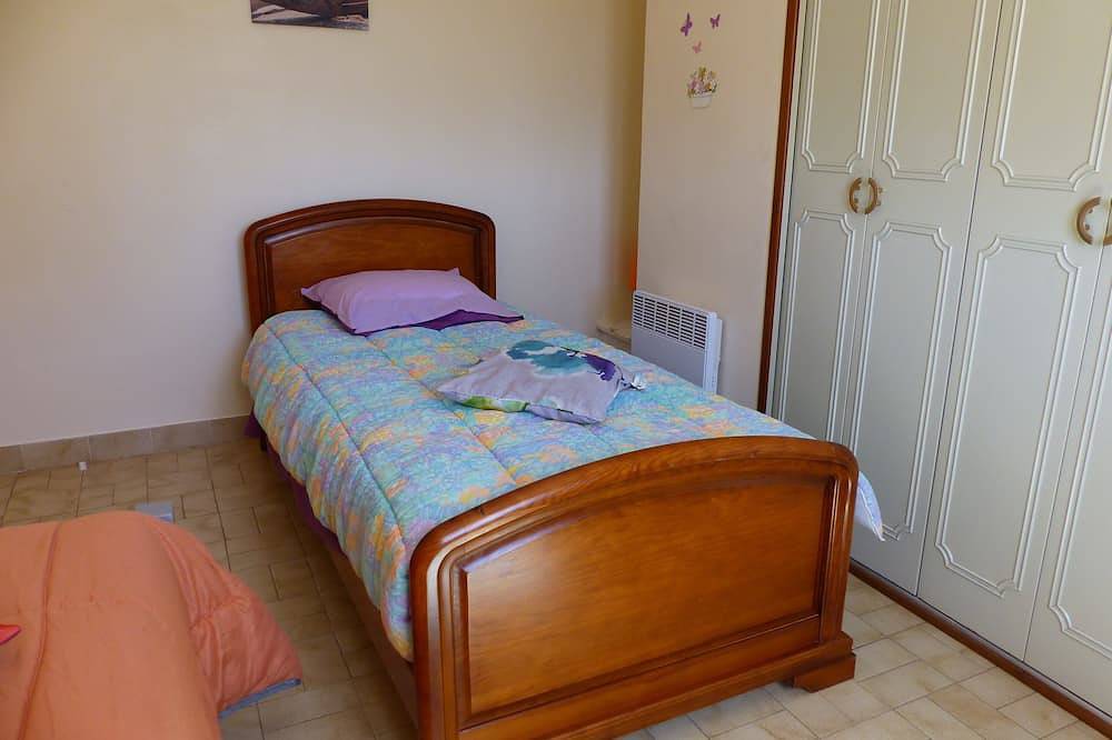 Villa comfortable not overlooked, calm close to the city in Uzès, Nimes region