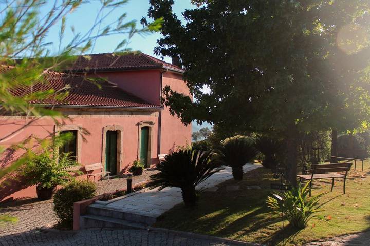 Location de vacances pour 2 personnes, avec jardin et piscine ainsi que vue et balcon dans Mesão Frio - 4
