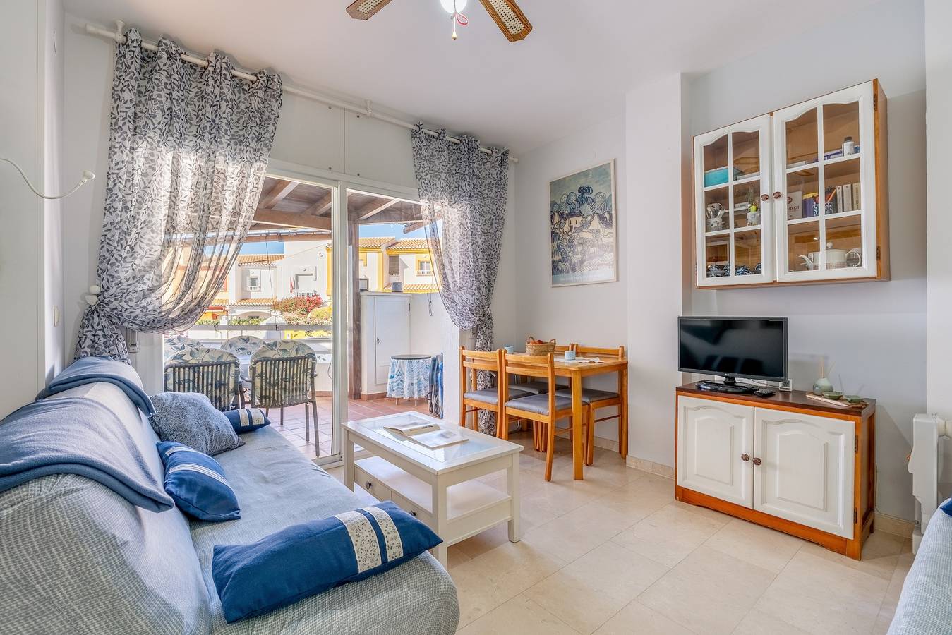 Appartement entier, Appartement 'Brisa y Mar' avec piscine partagée, terrasse privée et Wi-Fi in Calahonda, Costa Granadina