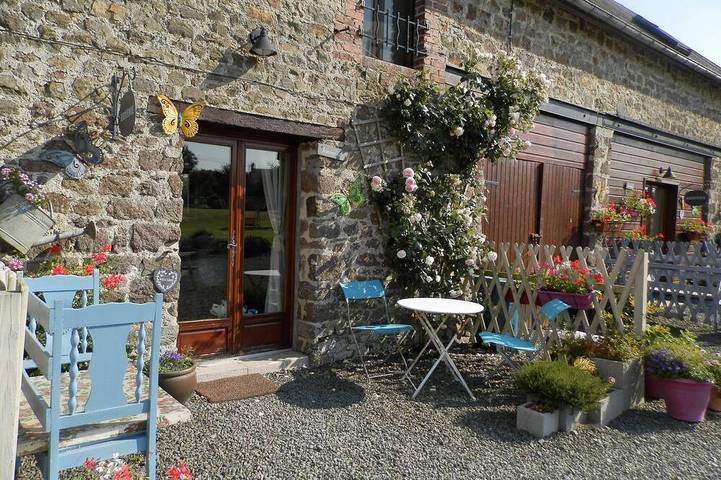 Gîte pour 5 personnes, avec terrasse ainsi que jardin et piscine