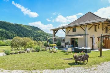 Gîte pour 5 personnes, avec jardin et jacuzzi, adapté aux familles dans l' Isère