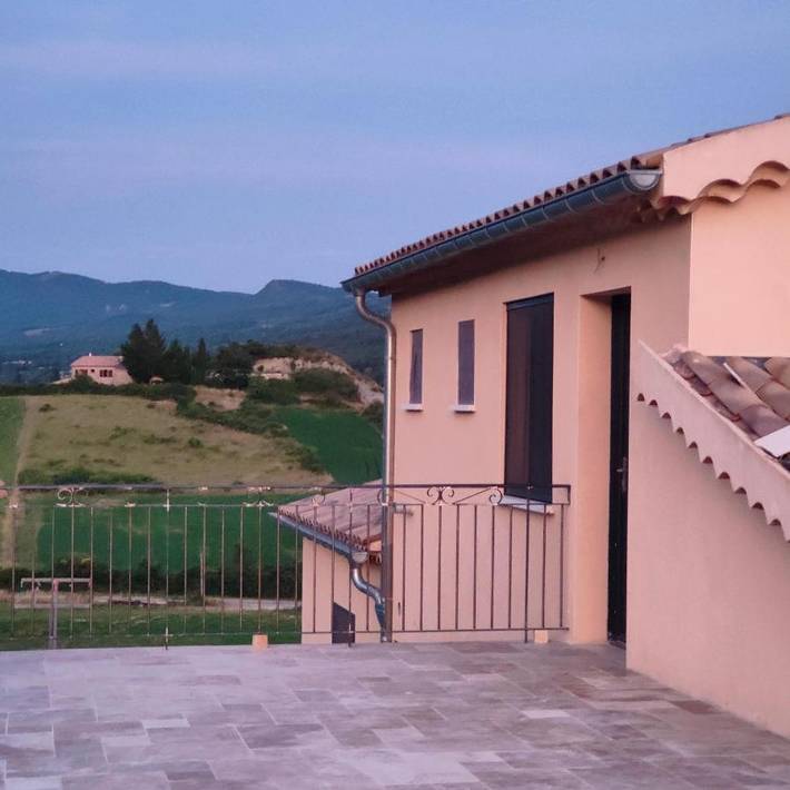 Gîte pour 4 personnes, avec terrasse et vue à Saint-Auban-sur-l'Ouvèze