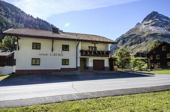 Ferienwohnung für 6 Personen, mit Balkon und Terrasse sowie Garten und Ausblick in Galtür