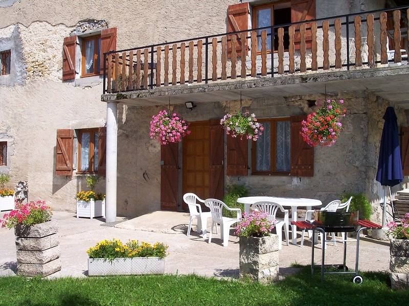 Gîte confortable de 90 m² avec jardin et cheminée. in Cuttura, Parc naturel régional du Haut-Jura