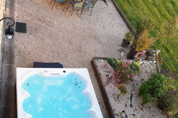 Gîte pour 13 personnes, avec terrasse et jacuzzi à Formigny