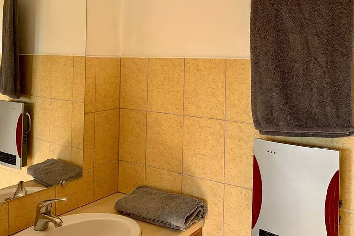 Gîte pour 5 personnes, avec Terrasse ainsi que Jardin et Piscine à La Chapelle-Aubareil - 4
