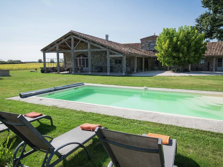 Cottage pour 12 personnes, avec terrasse ainsi que piscine et jardin, adapté aux familles à Fargues-sur-Ourbise