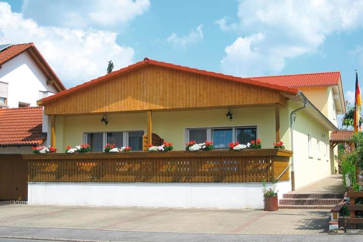 Ganze Wohnung, Gemütliche Ferienwohnung (70m2) mit großen Balkon in Bad Rodach, Oberes Maintal - Coburger Land