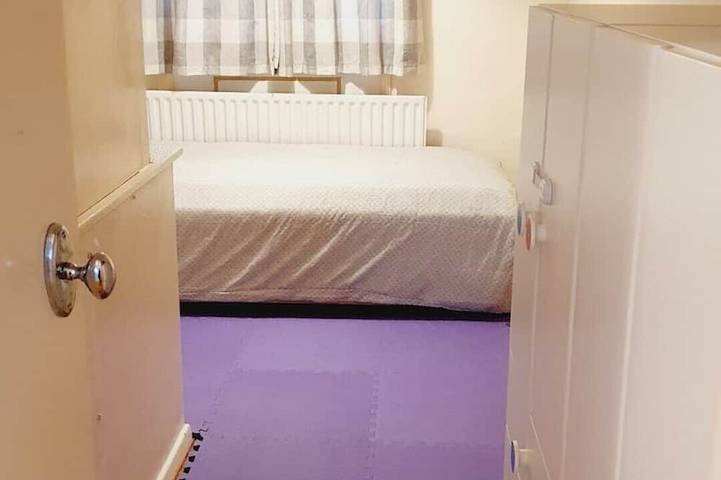 Offering cheerfull and spacious rooms through this 3 bedroom semi detached house in Croydon (borough), Londen