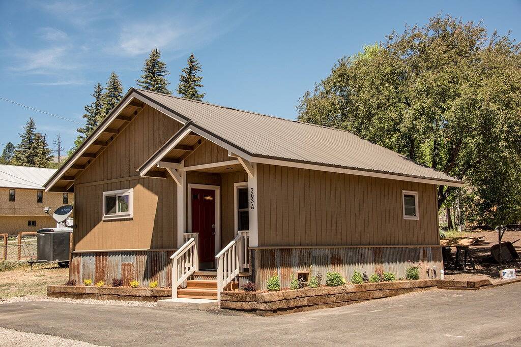 Kleines Haus in der Gasse in Pagosa Springs, San Juan National Forest