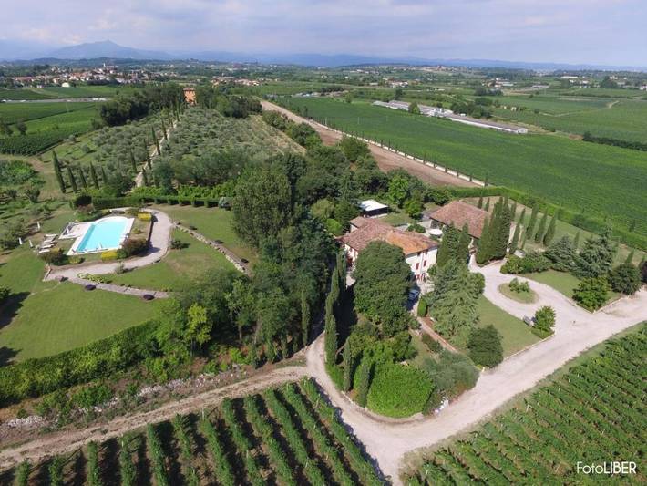 Agriturismo per 8 persone, con giardino e panorama nonché piscina a Sona