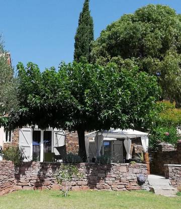 Gîte pour 4 personnes, avec vue et terrasse à Carnoules