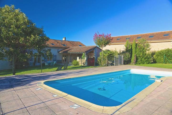 Location de vacances pour 10 personnes, avec jardin et piscine ainsi que jacuzzi et sauna à Saint-Martial-de-Valette - 2