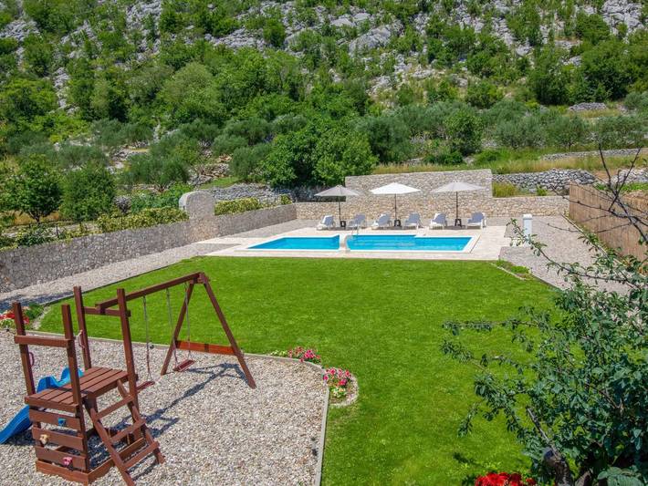 Villa Elin mit großem, privatem Pool in Seoca in Dalmatinisches Zagora