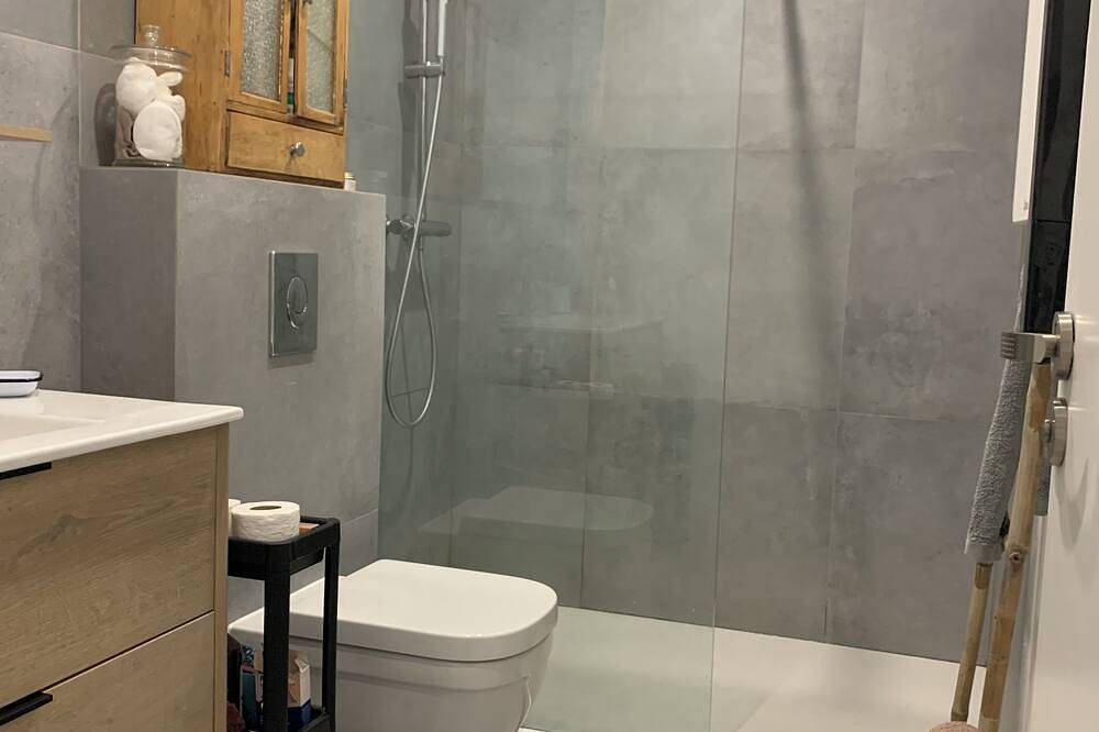 Entire apartment, Charming loft in the city center between Aix-en-Provence and Marseille, near the beaches in Gardanne, Mediterranean Coast (France)
