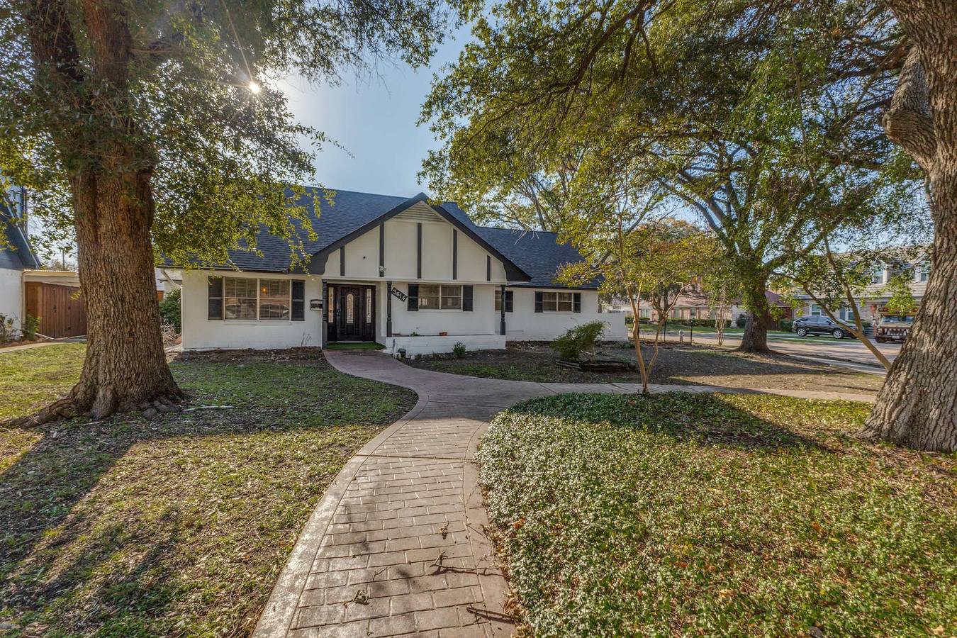 Stunning 5Br/2.5B Home w Private Pool and Cinema -16 Guests in Dallas, Dallas County