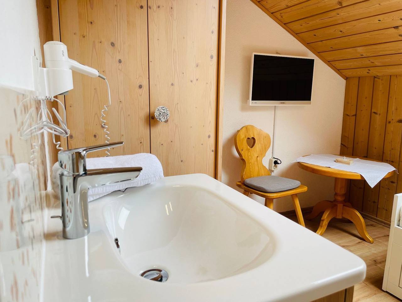 Gästehaus Holl - Sommerbergbahnen inklusive - Einzelzimmer in Schattwald, Allgäuer Alpen (Österreich)