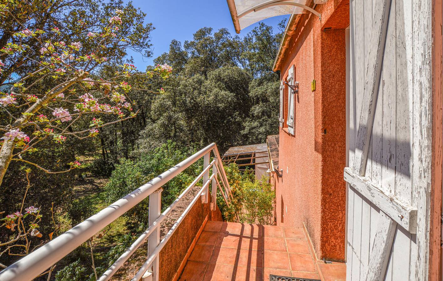 Appartement de vacances entier, Appartement confortable avec WiFi et parking, près du centre-ville in Afa, Région d'Ajaccio