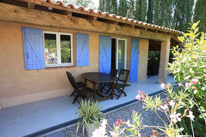 Gîte pour 3 personnes, avec jardin ainsi que terrasse et piscine à Saint-Paul-en-Forêt