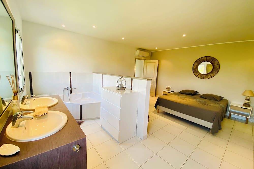 La Gaude, villa 6 people-garden-pool-open view in a quiet in La Gaude, Cannes region