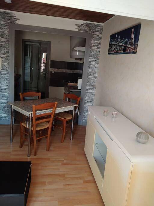 Gîte pour 3 personnes, avec piscine ainsi que terrasse et jardin à Cuiseaux - 3