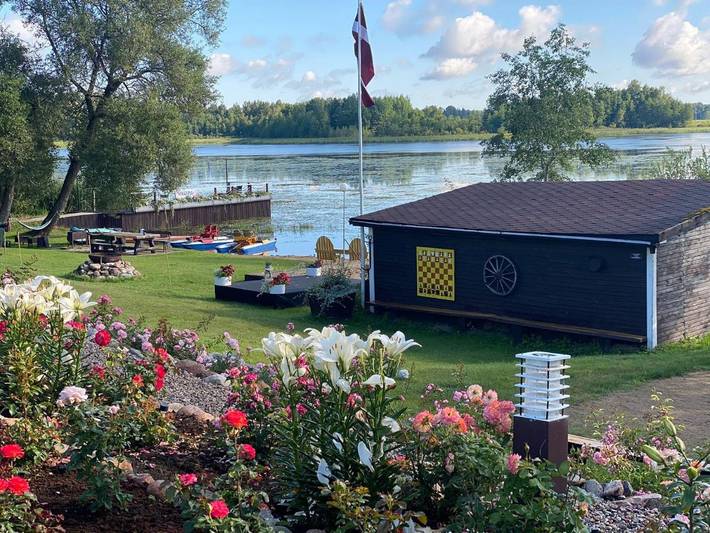 Camping für 3 Personen, mit Terrasse und Garten sowie Sauna und Seeblick in Lettland