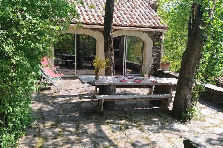 Location de vacances pour 6 personnes, avec terrasse et jardin à Sénéchas