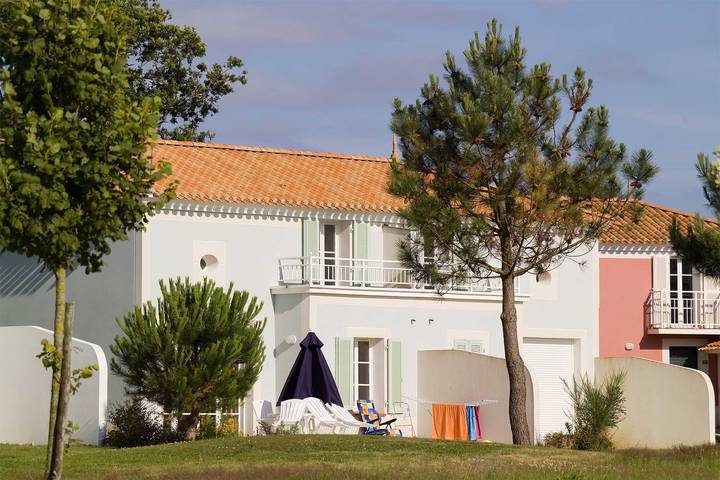 Gîte pour 6 personnes, avec piscine ainsi que jardin et terrasse, adapté aux familles à L'Aiguillon-sur-Vie - 2