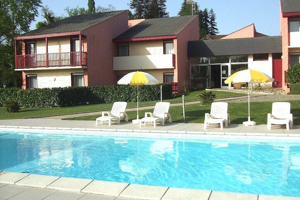 Apartamento entero, 3-star family residence T2 air-conditioned floor with heated swimming pool in Salies-de-Béarn, Béarn