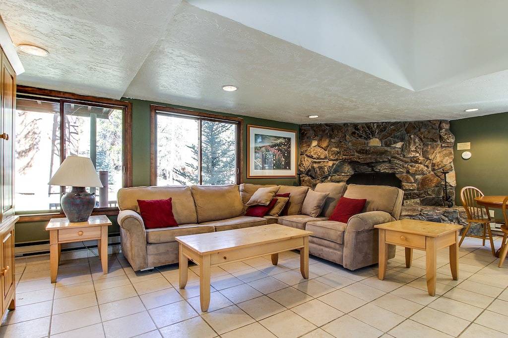 Ganze Wohnung, Gemütliche Wohnung mit eigenem Balkon, Gemeinschaftspool und Whirlpool - in der Nähe von Golf - Hunde Ok! in Arapahoe Basin