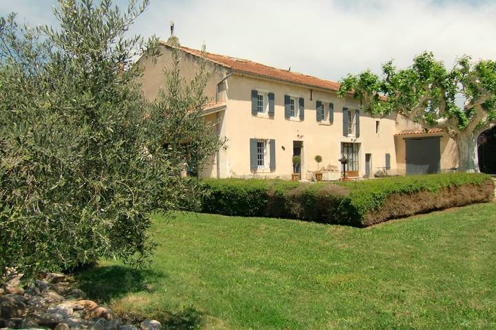 Location de vacances pour 8 personnes, avec terrasse ainsi que piscine et jardin, animaux acceptés à Châteaurenard - 2