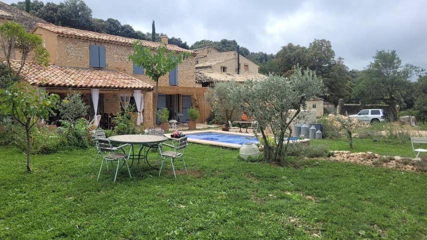 Location de vacances pour 4 personnes, avec piscine ainsi que jardin et jacuzzi à Simiane-la-Rotonde - 3