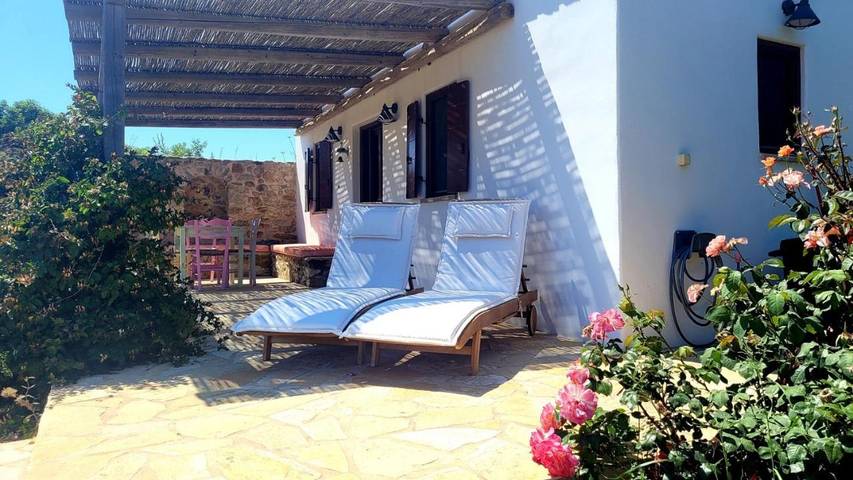 Gîte pour 2 personnes, avec jardin ainsi que terrasse et vue dans Cythère - 2