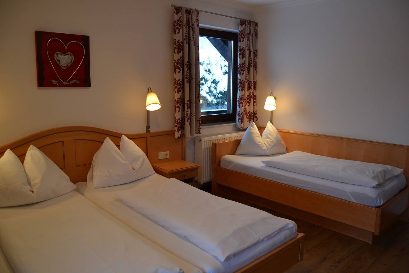 Dreibettzimmer mit Bergblick, Gemeinschaftspool und Wlan in Radstadt, Ski Amadé