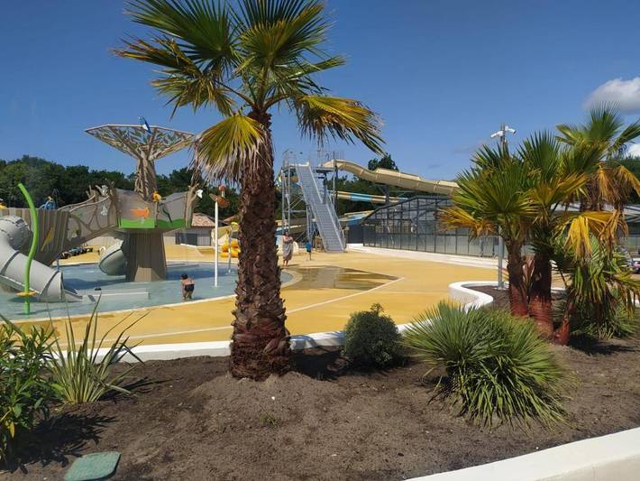 Camping pour 6 personnes, avec terrasse et sauna ainsi que piscine et bassin pour enfant