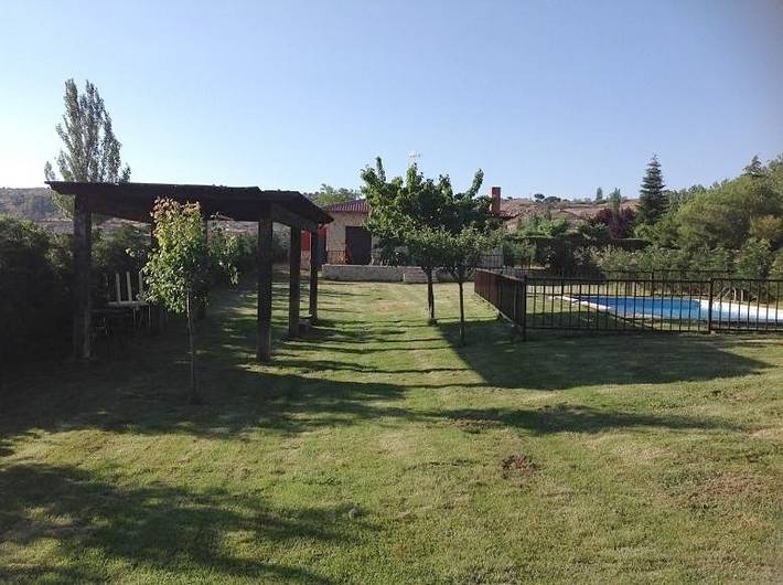 Casa rural para 6 personas, con Jacuzzi y Terraza además de Jardín y Piscina en Narrillos de San Leonardo - 4